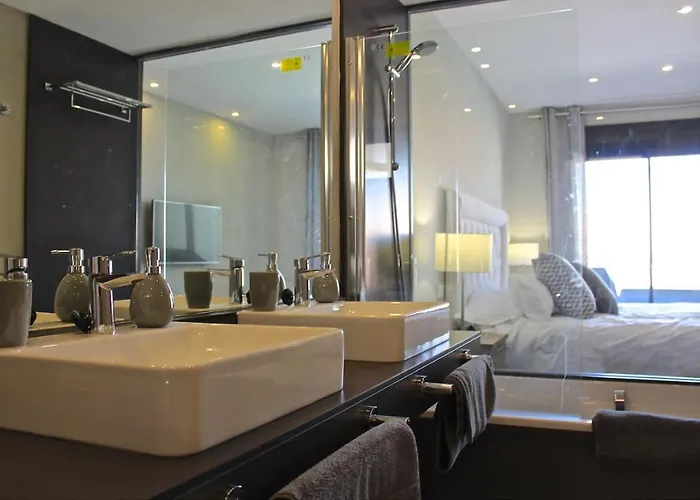 Modern With View To Gibraltar, Large Terrace And Jacuzzi Hébergement de vacances Estepona